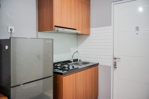 Quarto | Cozinha americana privada | Geladeira, cooktop, talheres/pratos/utensílios de cozinha