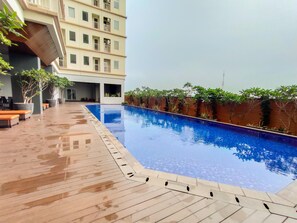 Una piscina al aire libre