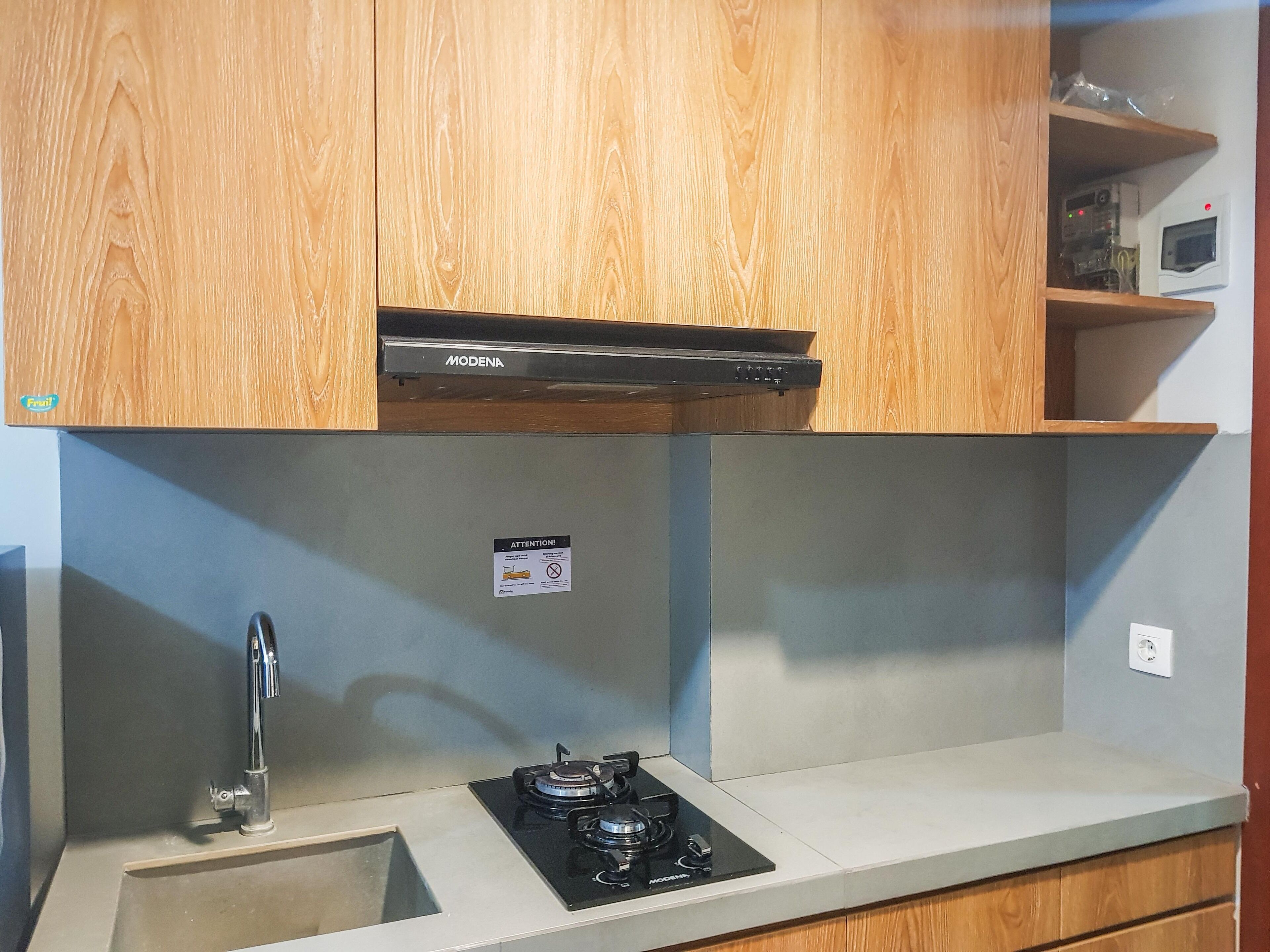 Refrigerador, placa de cocina, utensilios de cocina