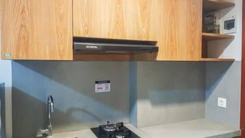 Refrigerador, placa de cocina, utensilios de cocina