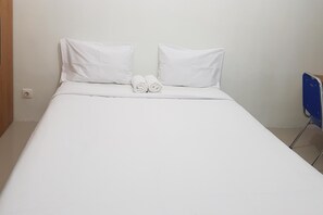 Room | Free WiFi, bed sheets - Simply Look Studio Tamansari Mahogany Karawang Apartment (Karawang)
