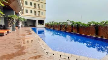 Una piscina al aire libre