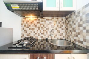 Quarto | Cozinha americana privada | Geladeira, cooktop, talheres/pratos/utensílios de cozinha