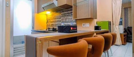 Kamar | Dapur kecil pribadi | Lemari es, kompor, dan peralatan masak/sendok-piring