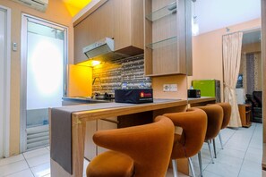 Room | Private kitchenette | Fridge, stovetop, cookware/dishes/utensils - Strategic and Homey 1BR Kalibata City Apartment (Jakarta)