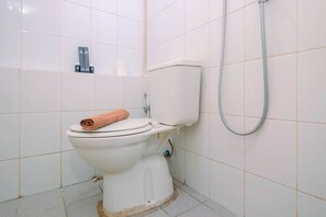 Bathroom - Relax 2BR Low Floor at Kalibata City Apartment (Jakarta)