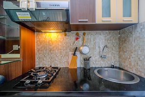 Room | Private kitchenette | Fridge, stovetop, cookware/dishes/utensils - Spacious 1BR at Kalibata City Apartment Tower Akasia (Jakarta)