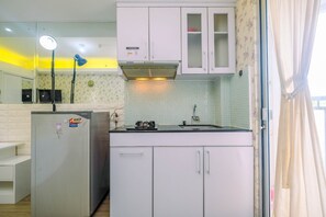 Room | Private kitchenette | Fridge, stovetop, cookware/dishes/utensils - Compact Studio Kalibata City Apartment near Shopping Center (Jakarta)