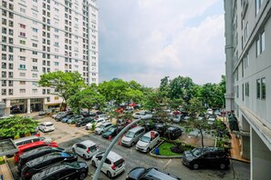 Un parking à plusieurs étages où les voitures sont garées sur différents niveaux.