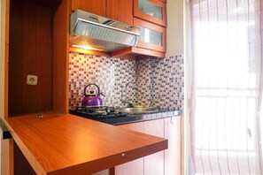 Habitación | Cocineta privada | Refrigerador, parrilla de estufa y utensilios de cocina 