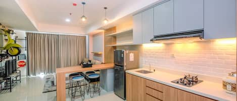 Room | Private kitchenette | Fridge, stovetop, cookware/dishes/utensils