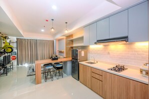 Kamar | Dapur kecil pribadi | Lemari es, kompor, dan peralatan masak/sendok-piring