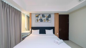 Une chambre d’hôtel avec un grand lit, une tête de lit, une œuvre d’art accrochée au mur, une porte et une fenêtre avec des rideaux.
