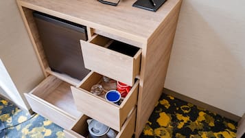 Ein Holztisch mit Telefon, Stift und Notizbuch.