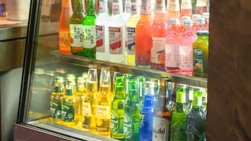 Mostrador refrigerado con diversas bebidas en botella.