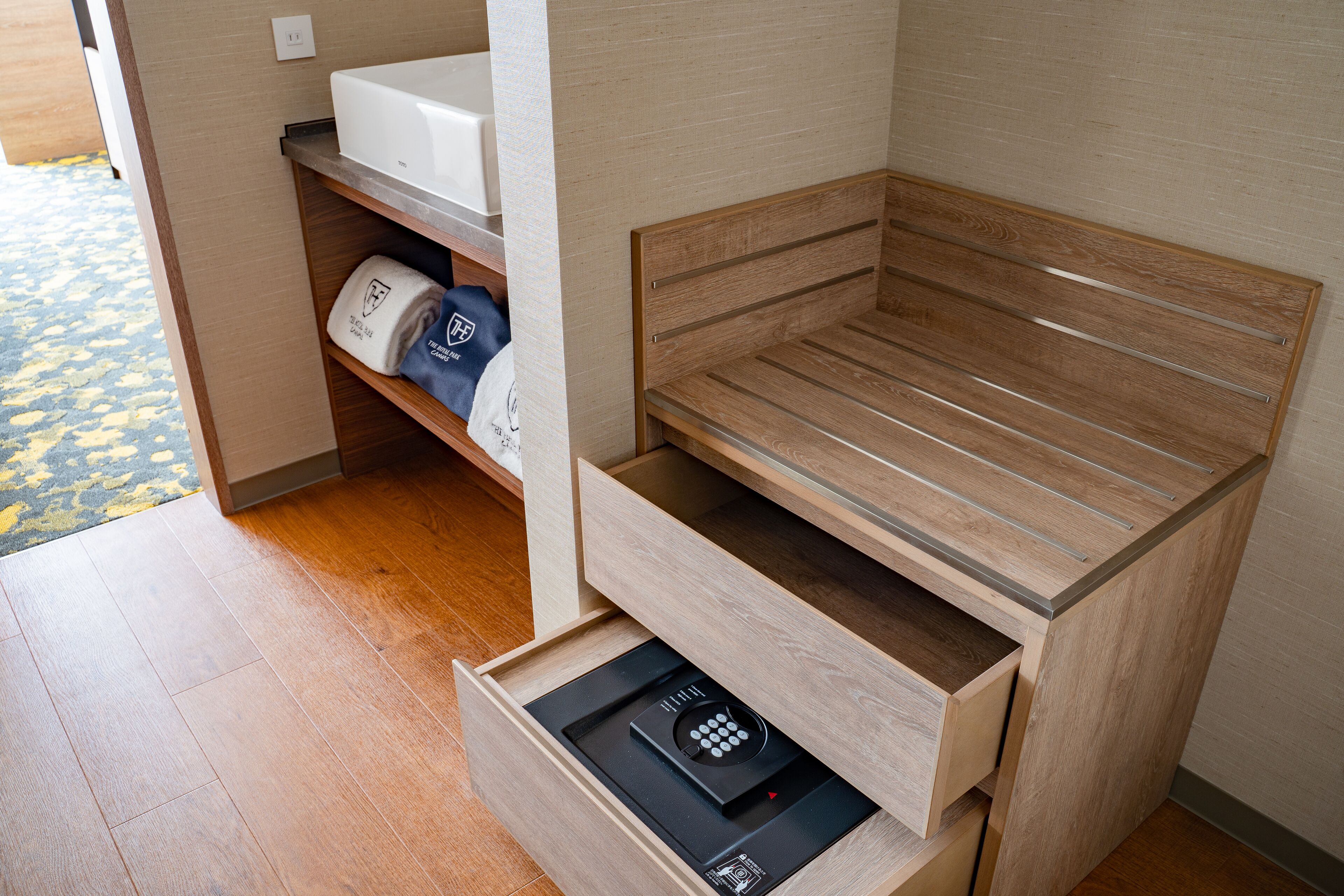 deluxe twin room, non smoking | safe