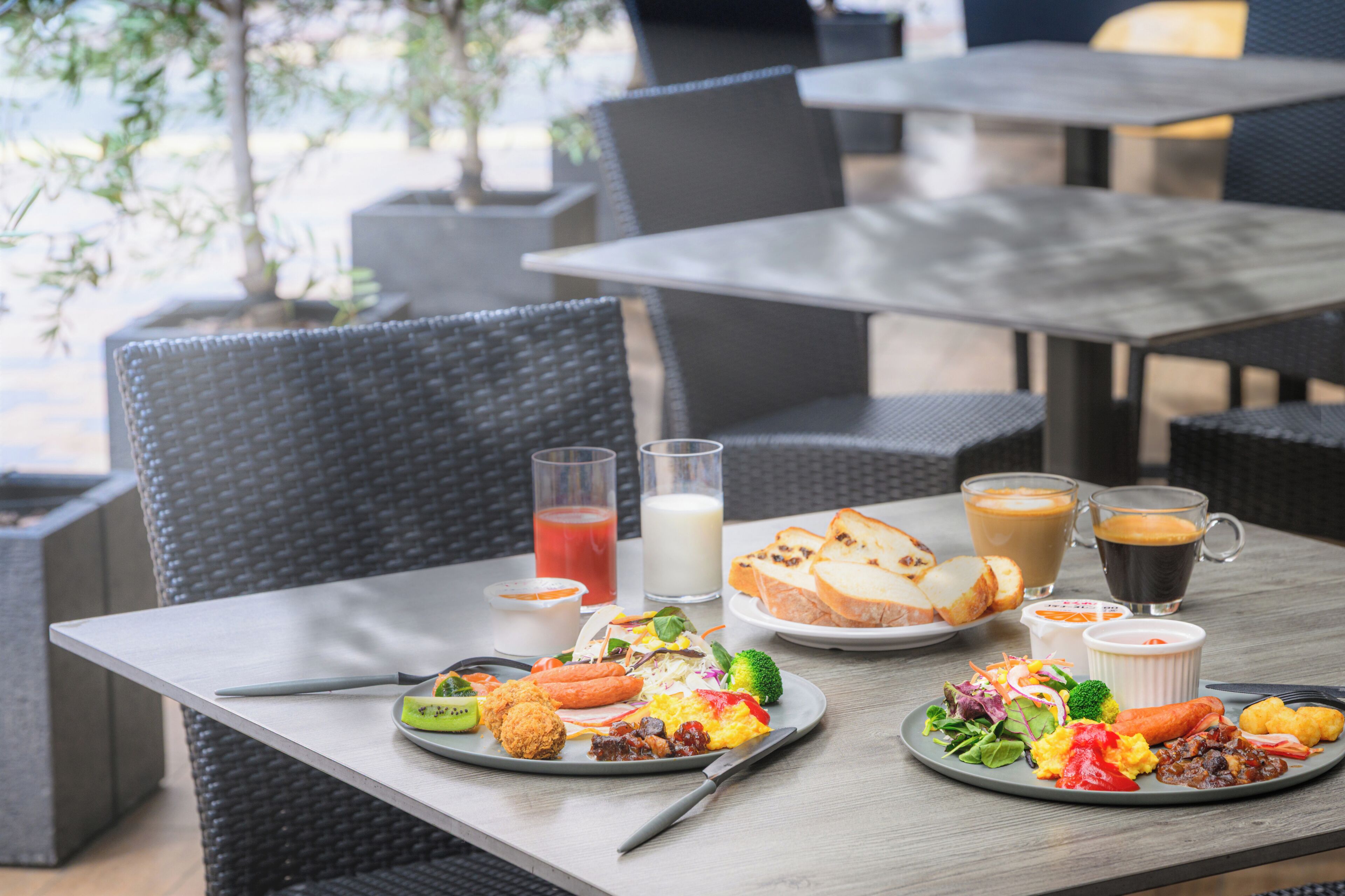 daily buffet breakfast (jpy 2300 per person)