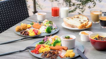 Daily buffet breakfast (JPY 2300 per person)
