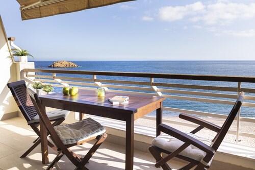 APARTMENT SEA VIEWS ON THE BEACH 4