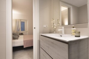 Hair dryer, towels, toilet paper - APARTMENT SEA VIEWS ON THE BEACH 4 (Tossa de Mar)