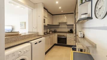 Refrigerador, microondas, horno, lavavajillas