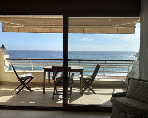 APARTMENT SEA VIEWS ON THE BEACH 4