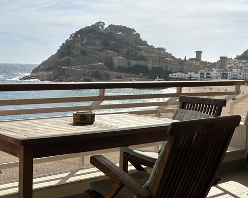 APARTMENT SEA VIEWS ON THE BEACH 4