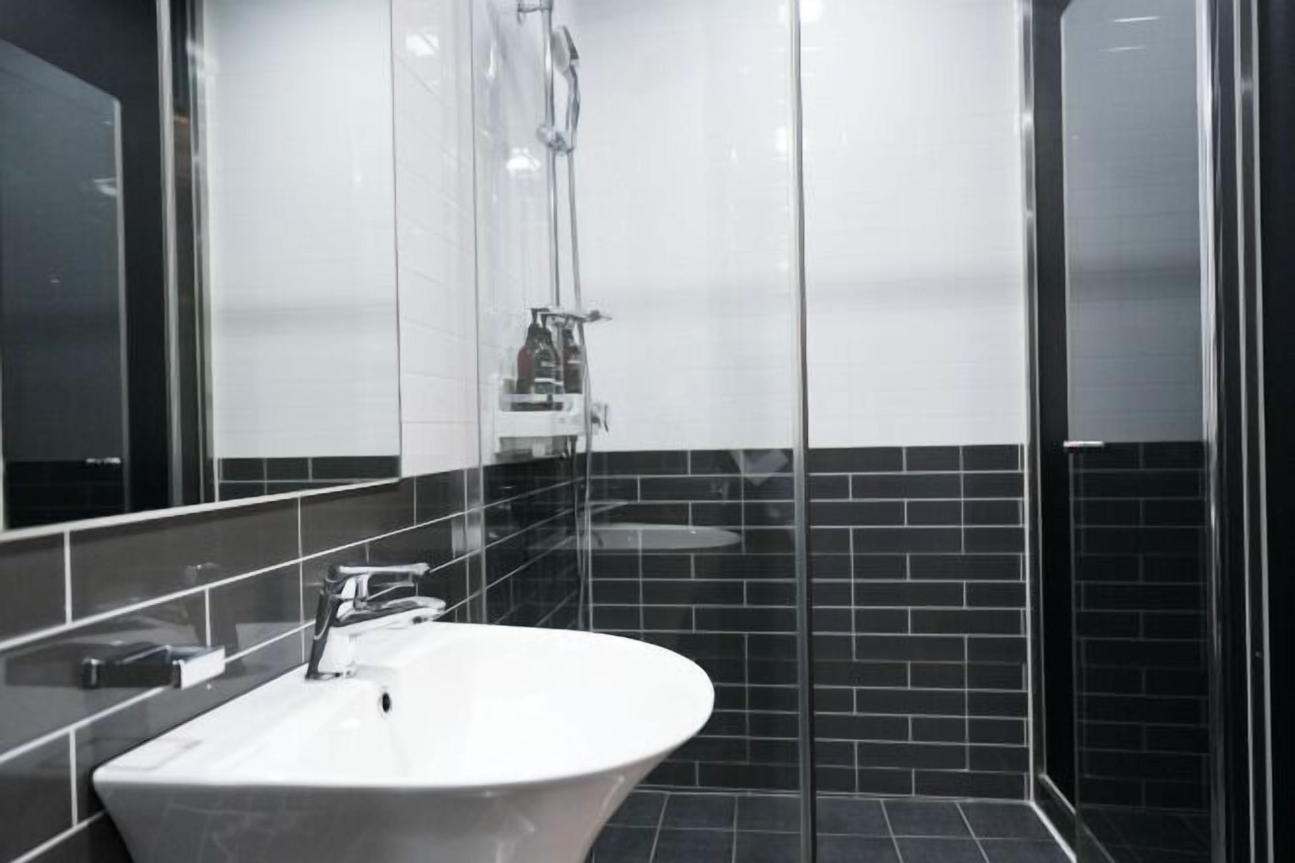 Regadera, regadera tipo lluvia, secadora de cabello, pantuflas 