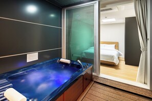 Escritorio, espacio para trabajar con laptop y cortinas blackout 