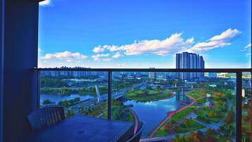 Dobbeltrom – standard, terrasse (Netflix available) | Skrivebord, skrivebord for bærbar PC, blendingsgardiner og lydisolert