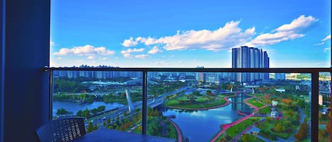 Standard Double Room, Terrace (Netflix available) | Meja, ruang kerja komputer riba, langsir/tirai gelap terus, kalis bunyi