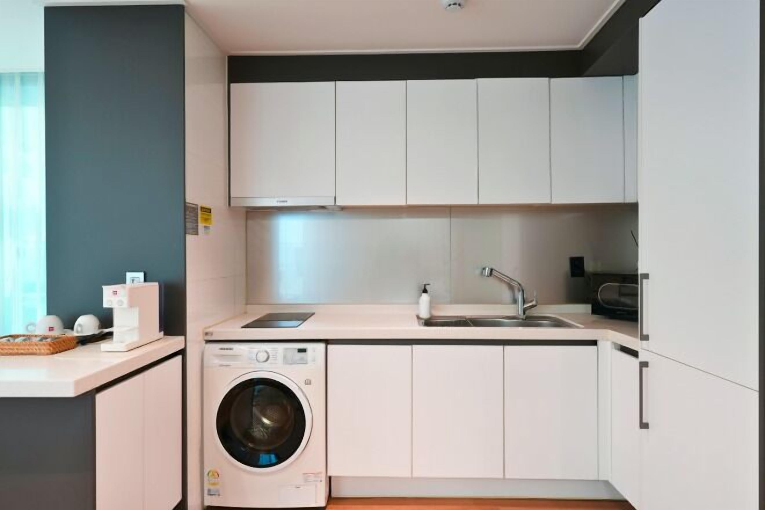 Frigorífico grande, microondas, utensilios de cocina y congelador