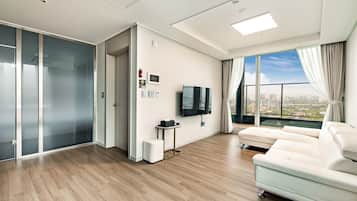 Grand penthouse, terras, uitzicht op meer (Netflix available) | Woonruimte | Ledtelevisie, filmpremiรจres, betaalfilms en vloerwarming