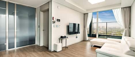 Penthouse Grand, Terraza, vista al lago (Netflix available) | Área de sala de estar | Televisión LED de 40 pulgadas con canales digitales y televisión