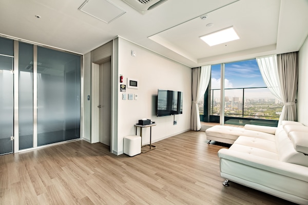 Grand Penthouse, Terrace, Lake View (Netflix available) | Living area