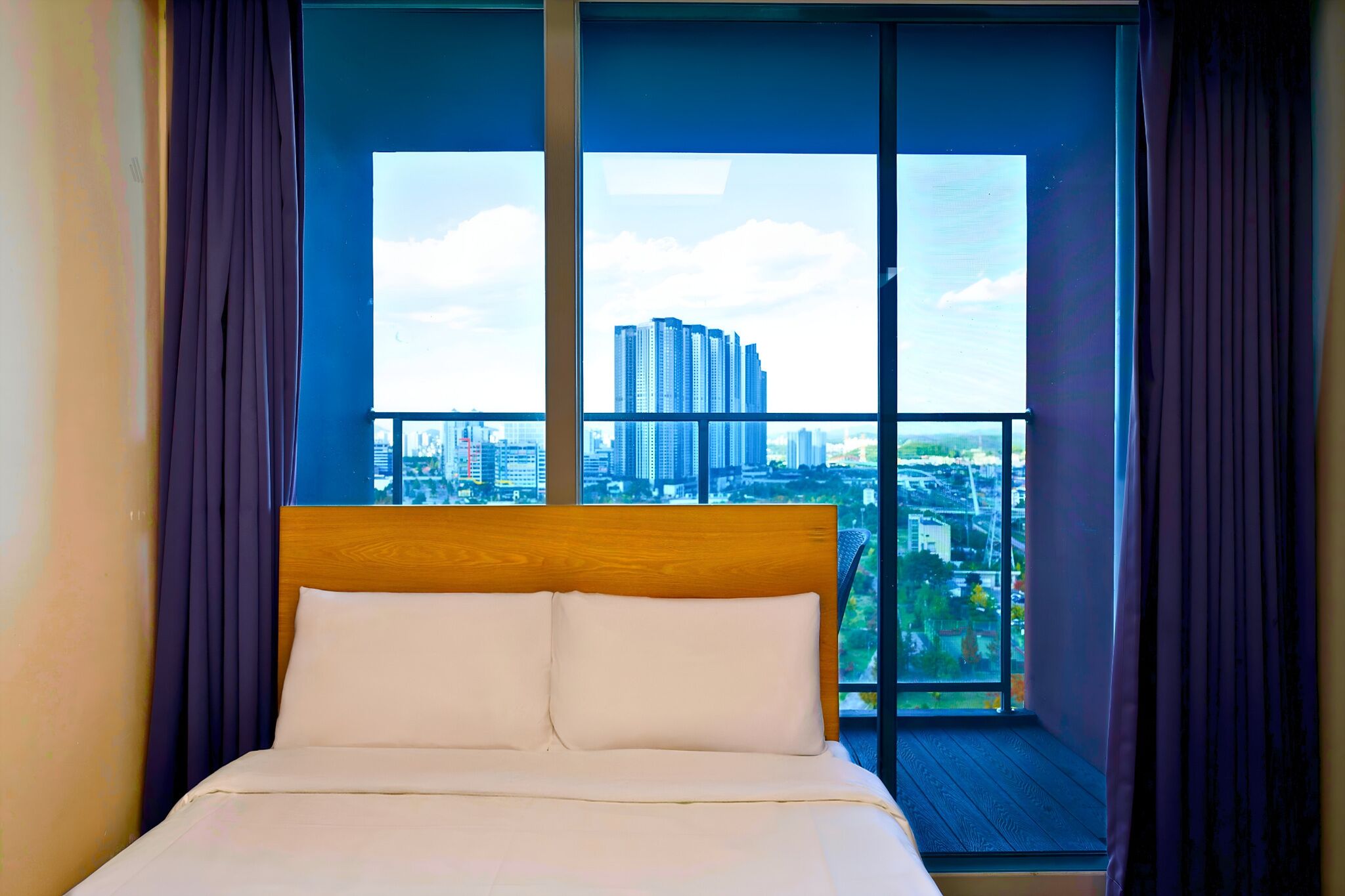 Dobbeltrom – standard, terrasse (Netflix available) | Skrivebord, skrivebord for bærbar PC, blendingsgardiner og lydisolert