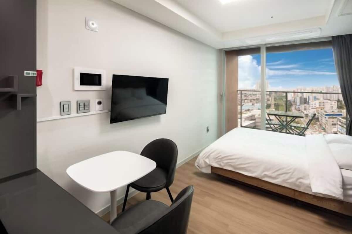 2 bedrooms, desk, laptop workspace, blackout drapes