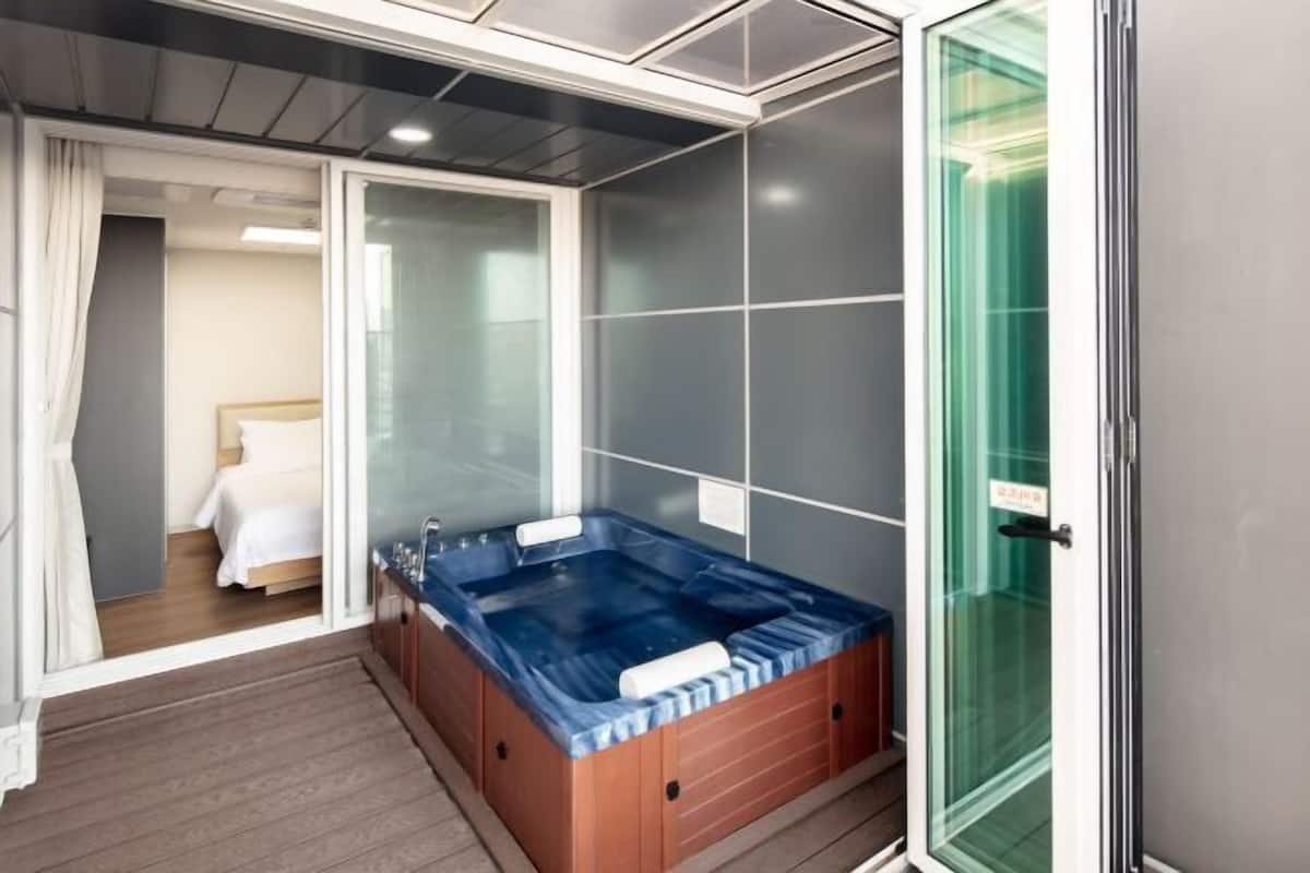 2 bedrooms, desk, laptop workspace, blackout drapes