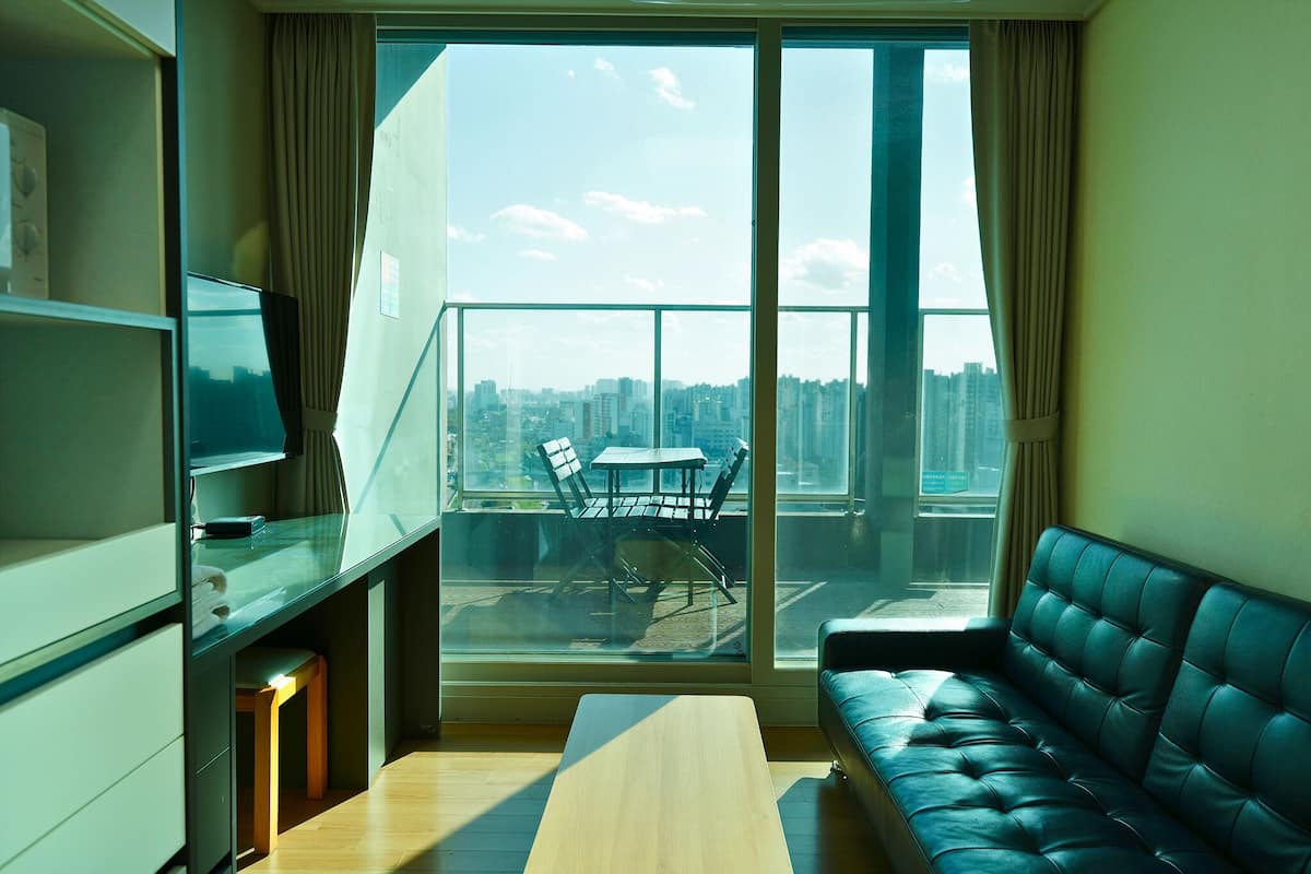 Penthouse Deluxe - 1 sovrum - terrass (Netflix available) | Skrivbord, arbetsyta för laptop, mörkläggningsgardiner och ljudisolering