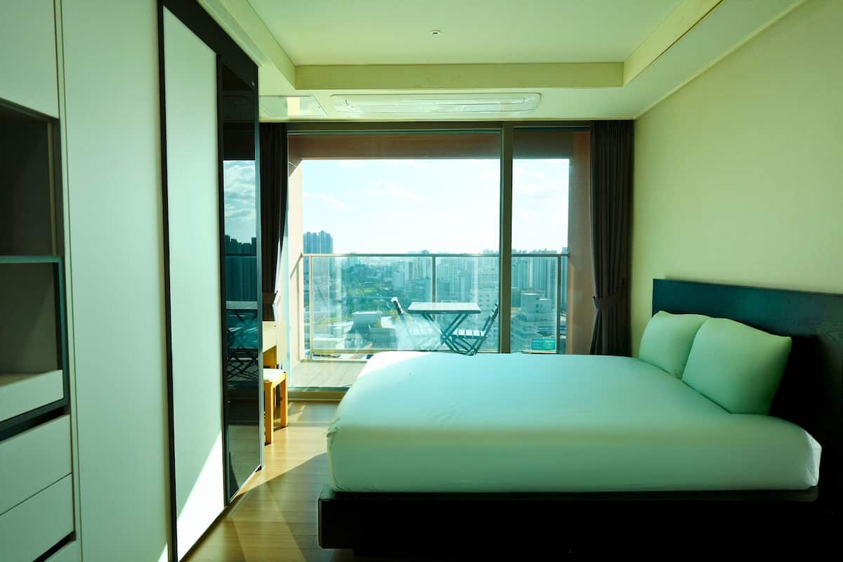 Superior dubbelrum - terrass (Netflix available) | Skrivbord, arbetsyta för laptop, mörkläggningsgardiner och ljudisolering