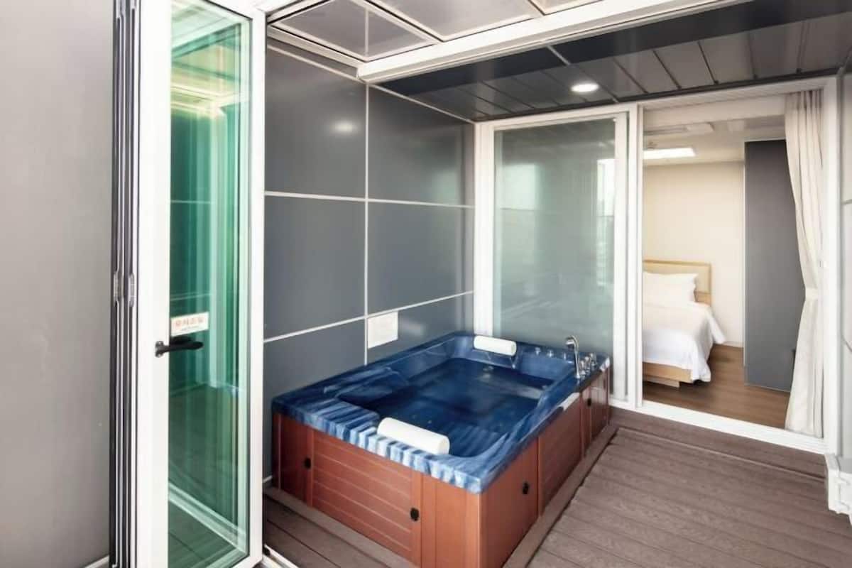 2 bedrooms, desk, laptop workspace, blackout drapes