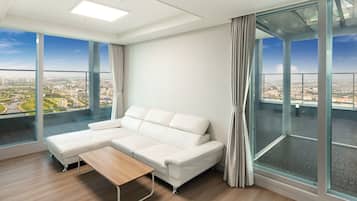 Penthouse Grand, Terraza, vista al lago (Netflix available) | Área de sala de estar | Televisión LED de 40 pulgadas con canales digitales y televisión