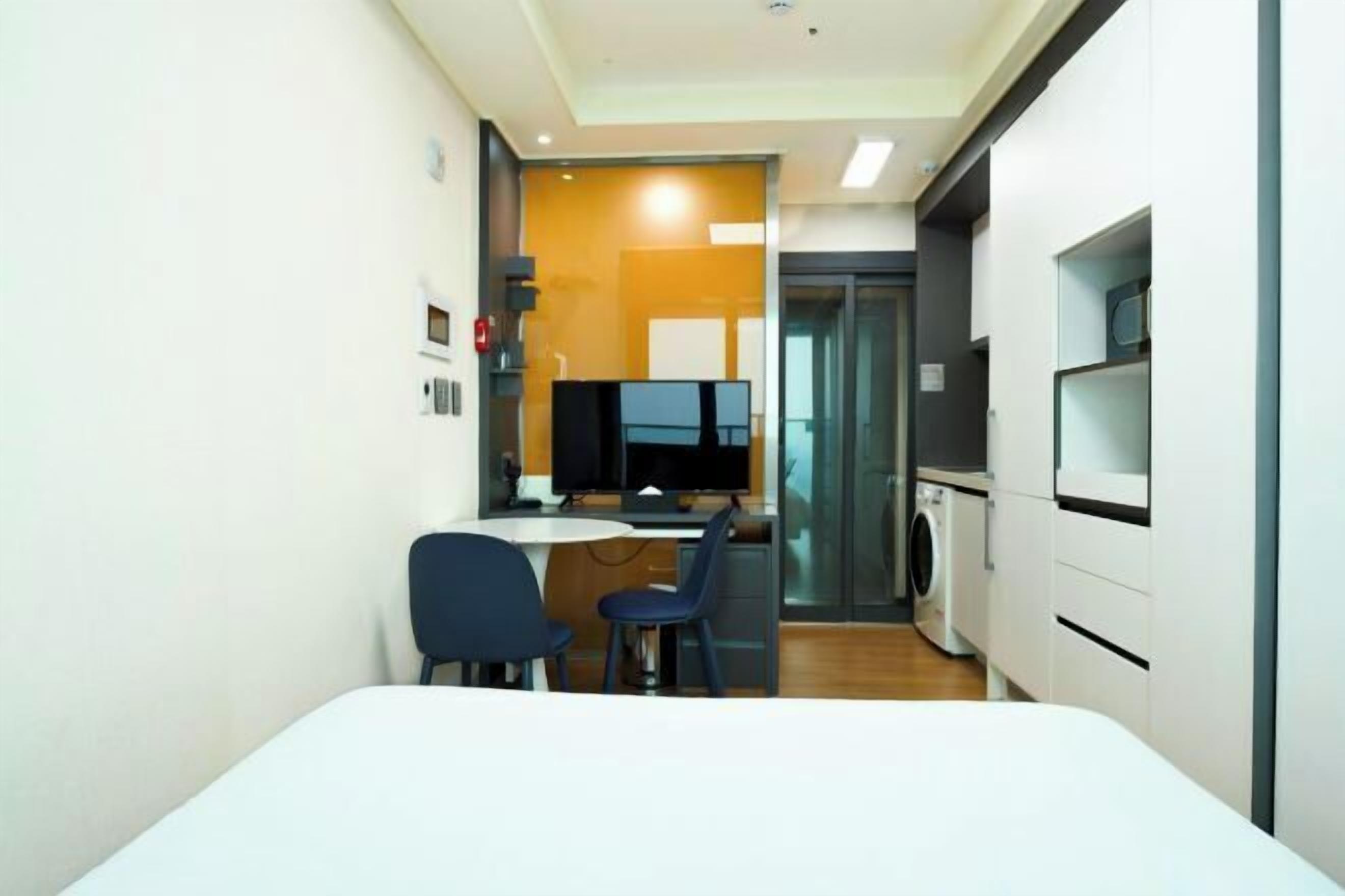 Escritorio, espacio para trabajar con laptop y cortinas blackout 