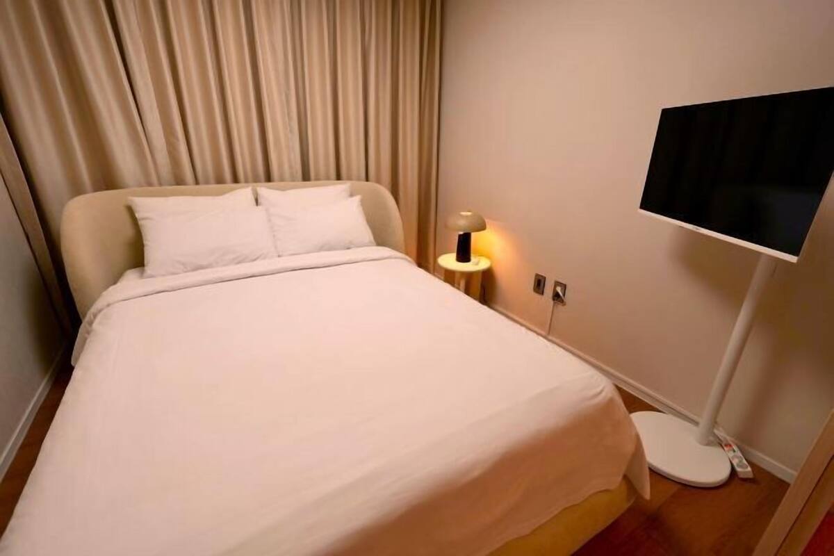 2 bedrooms, desk, laptop workspace, blackout curtains