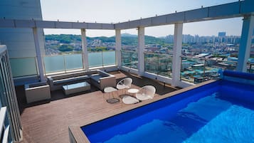 Private Pool (OPEN 4/25) & 24H Spa in Rooftop | Työpöytä, kannettavalle tietokoneelle sopiva työtila, pimennysverhot