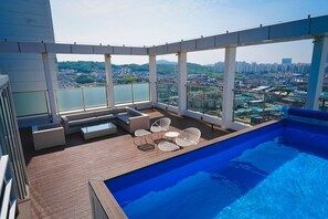 Private Pool (OPEN 4/25) & 24H Spa in Rooftop | 책상, 노트북 작업 공간, 암막 커튼, 방음 설비