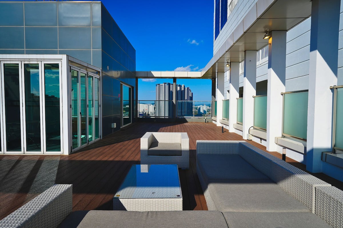 Skrivbord, arbetsyta för laptop, mörkläggningsgardiner och ljudisolering