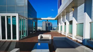 Työpöytä, kannettavalle tietokoneelle sopiva työtila, pimennysverhot