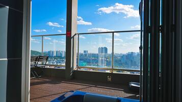 Loftsleilighet – deluxe, 1 soverom, terrasse (Netflix available) | Skrivebord, skrivebord for bærbar PC, blendingsgardiner og lydisolert