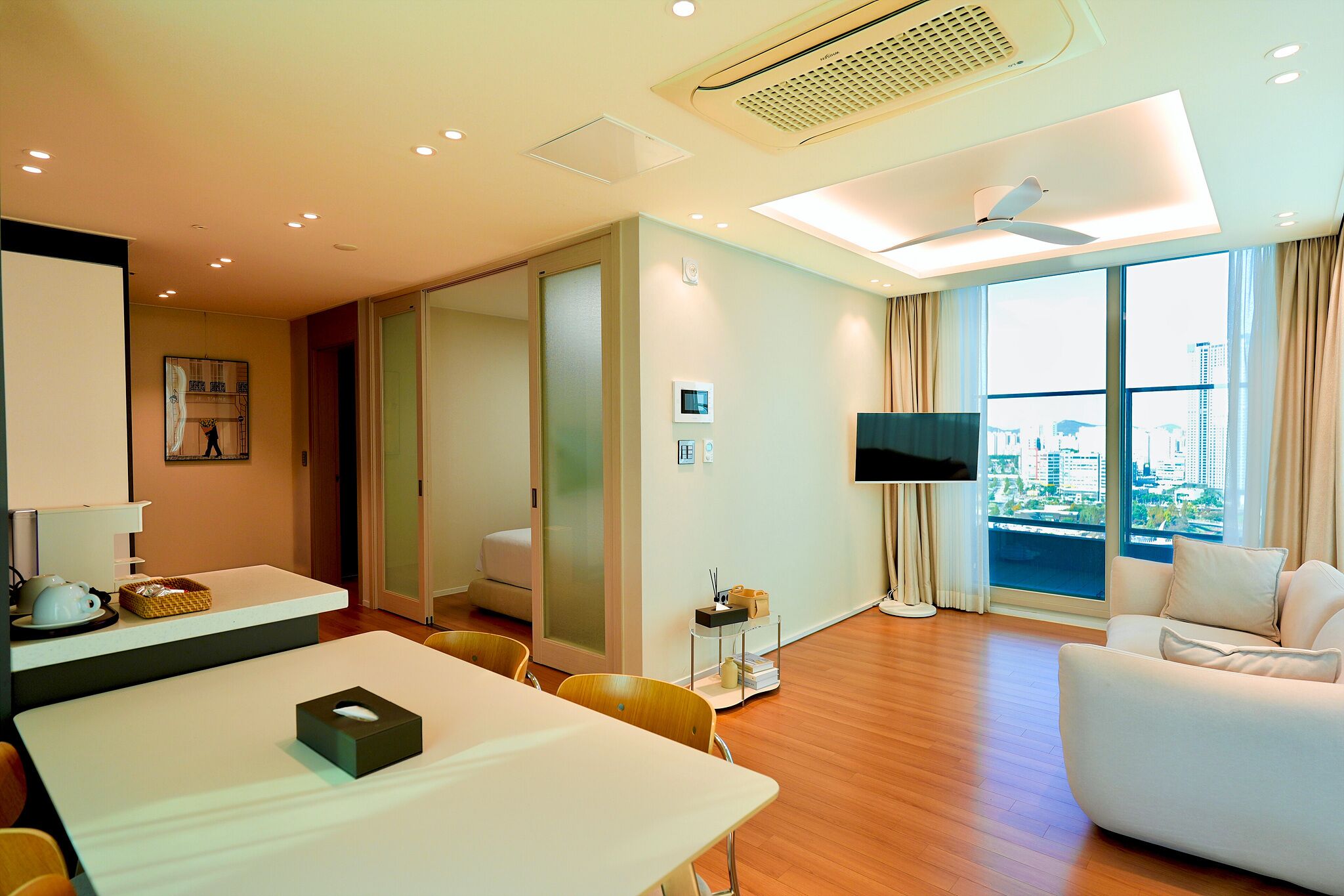 책상, 노트북 작업 공간, 암막 커튼, 방음 설비